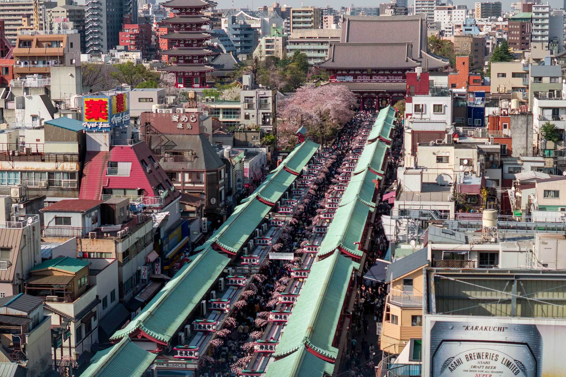 日本淺草寺街景，現代與傳統的建築並存