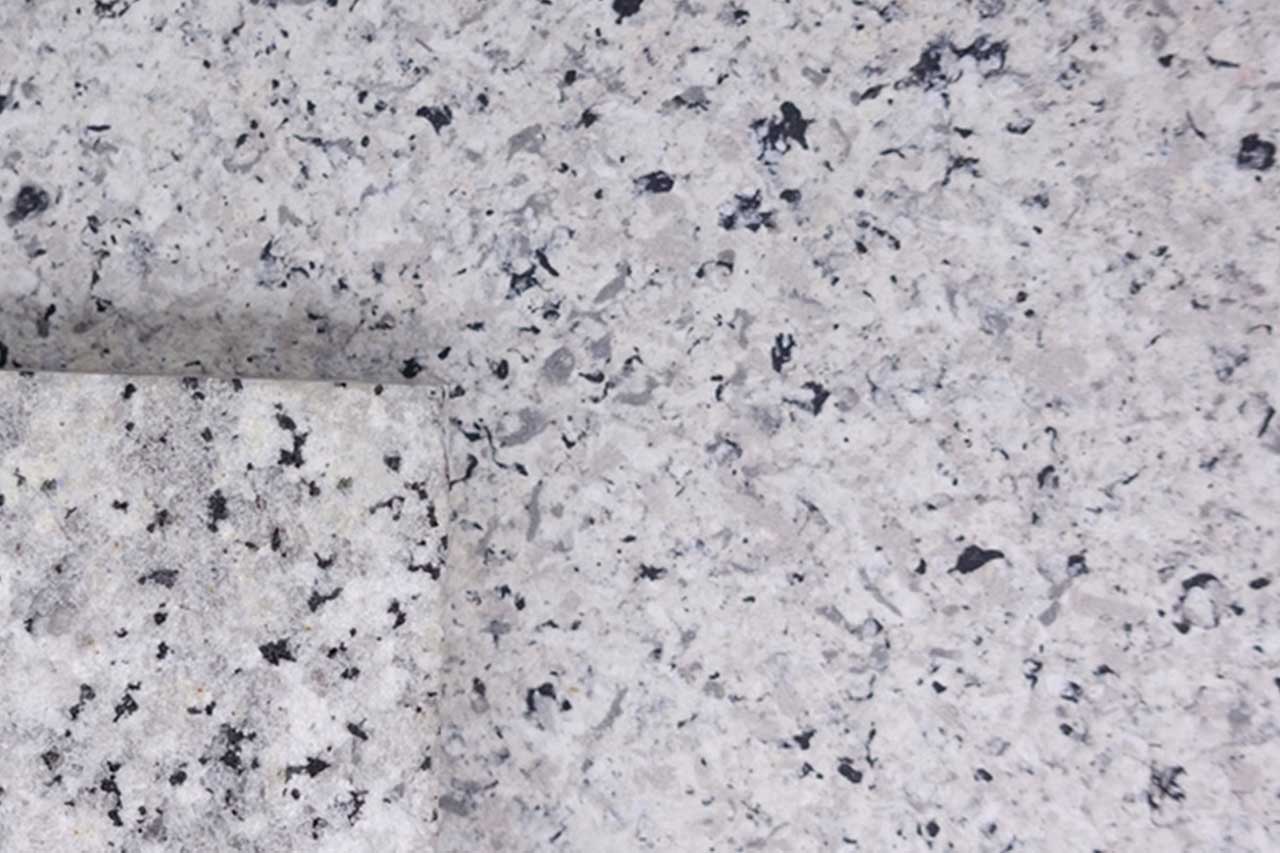 Contraste de colores de AN-608 revestimiento con textura de granito y el de Shandong Perla Blanca 