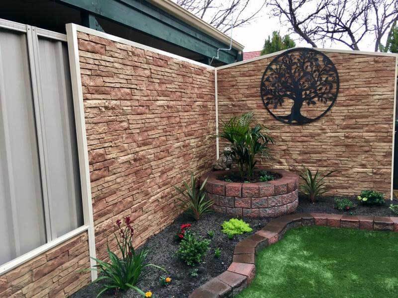 Aplique un revestimiento rojo en la pared de ladrillo, crear una pared de piedra en el jardín es fácil y rápido.
